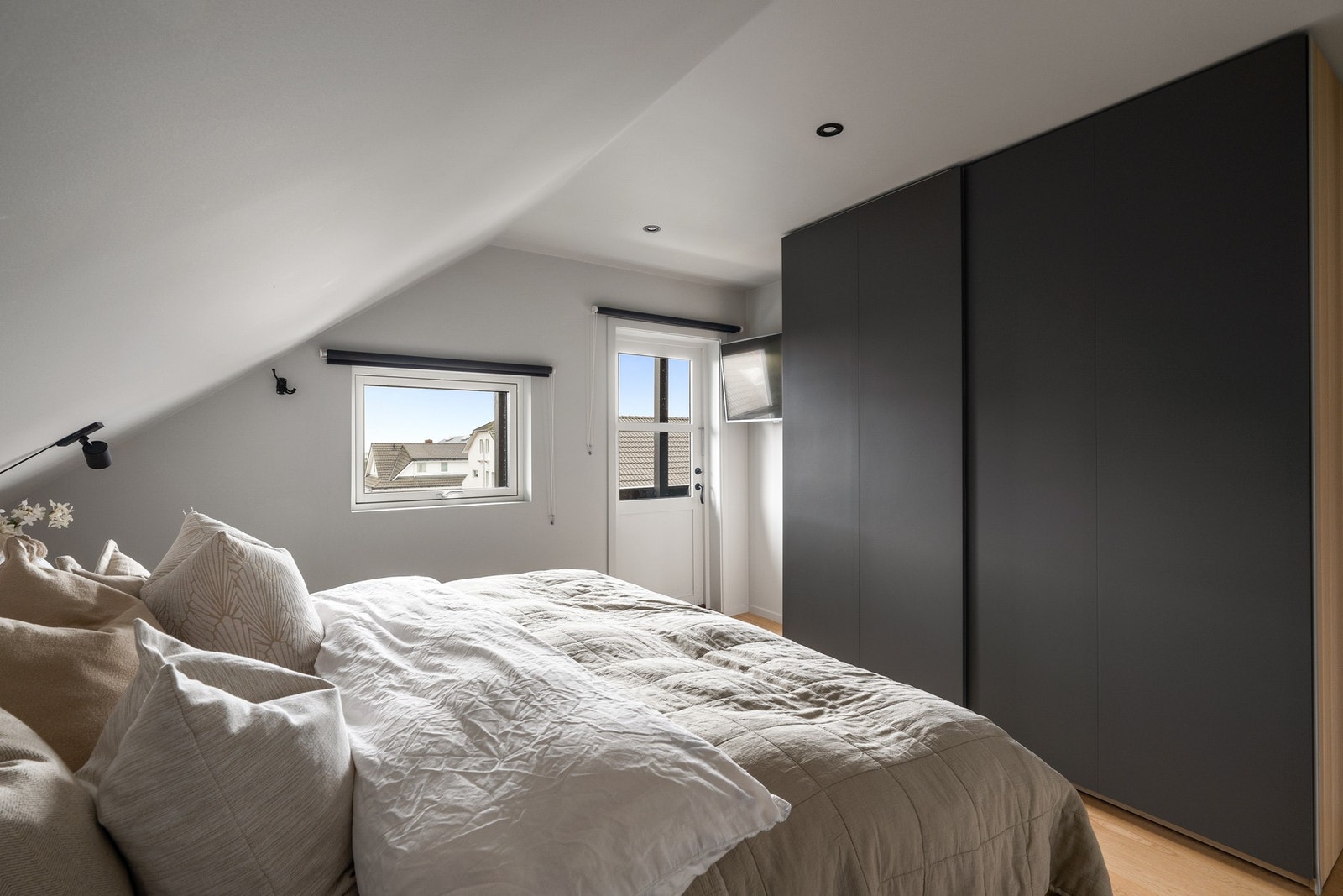 Hovedsoverommet har skyvedørsgarderobe med integrert belysning og god plass til dobbeltseng. Her er det også utgang til en romslig terrasse. Galleribilde