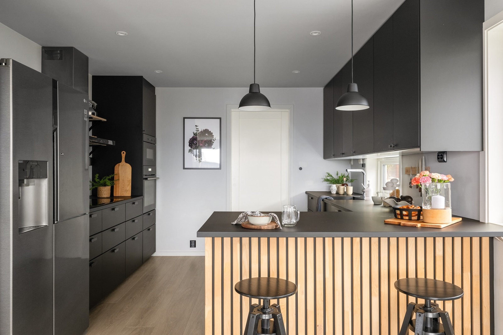 Kjøkkenet ble oppgradert i 2019 og fremstår moderne og gjennomført. Galleribilde