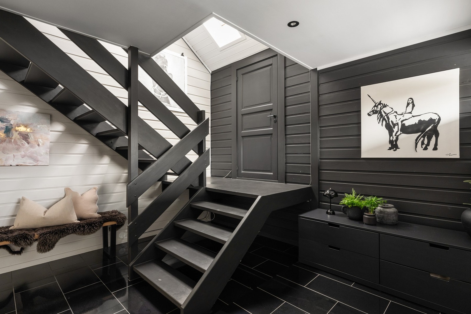 Her er det gode muligheter for oppbevaring av yttertøy og sko, noe som bidrar til en ryddig og praktisk hverdag. Galleribilde