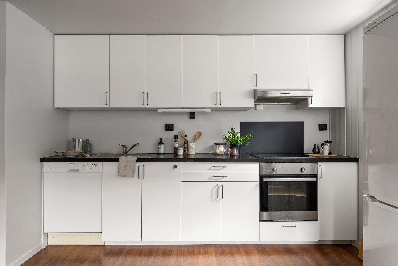 Denne delen er ikke godkjent som egen boenhet, men gir et attraktivt bruksområde for gjester, ungdom, generasjon eller annen fleksibel bruk. Galleribilde