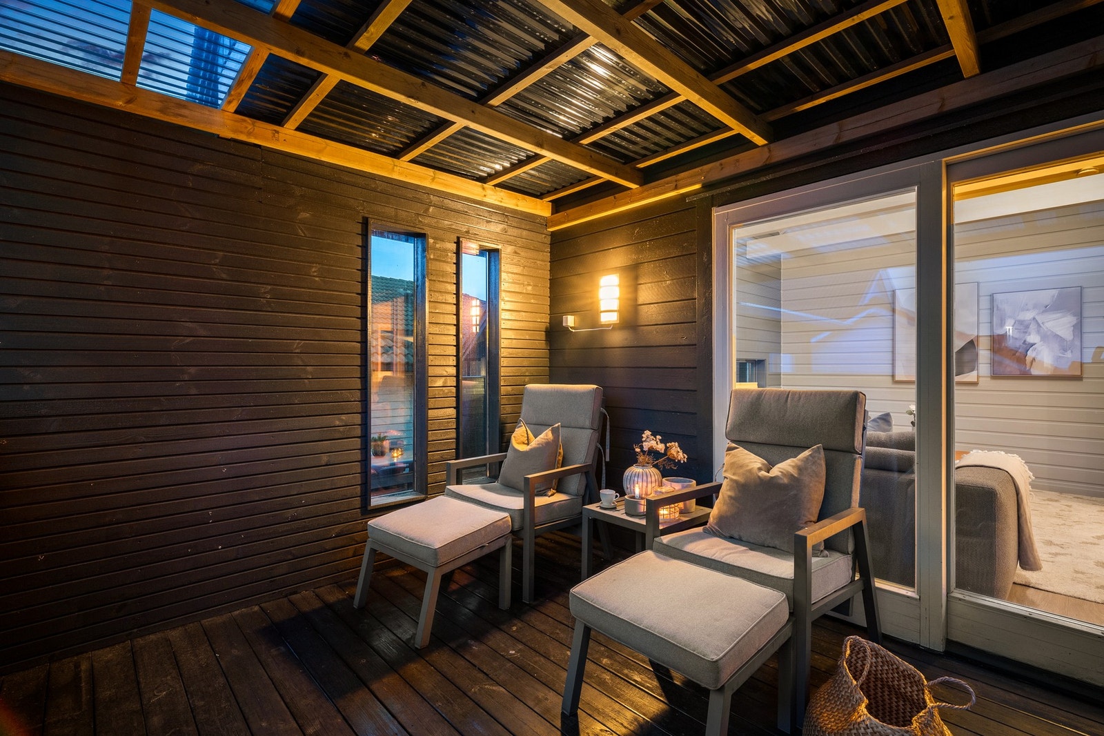 Fra stuen har man terrasse med videre utgang til boligens hage. Galleribilde