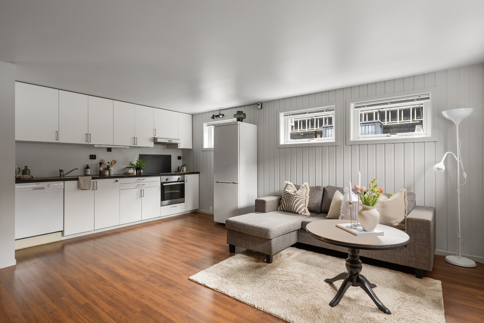 Underetasjen er innredet med egen stue og kjøkken, soverom, bad og bod. Galleribilde