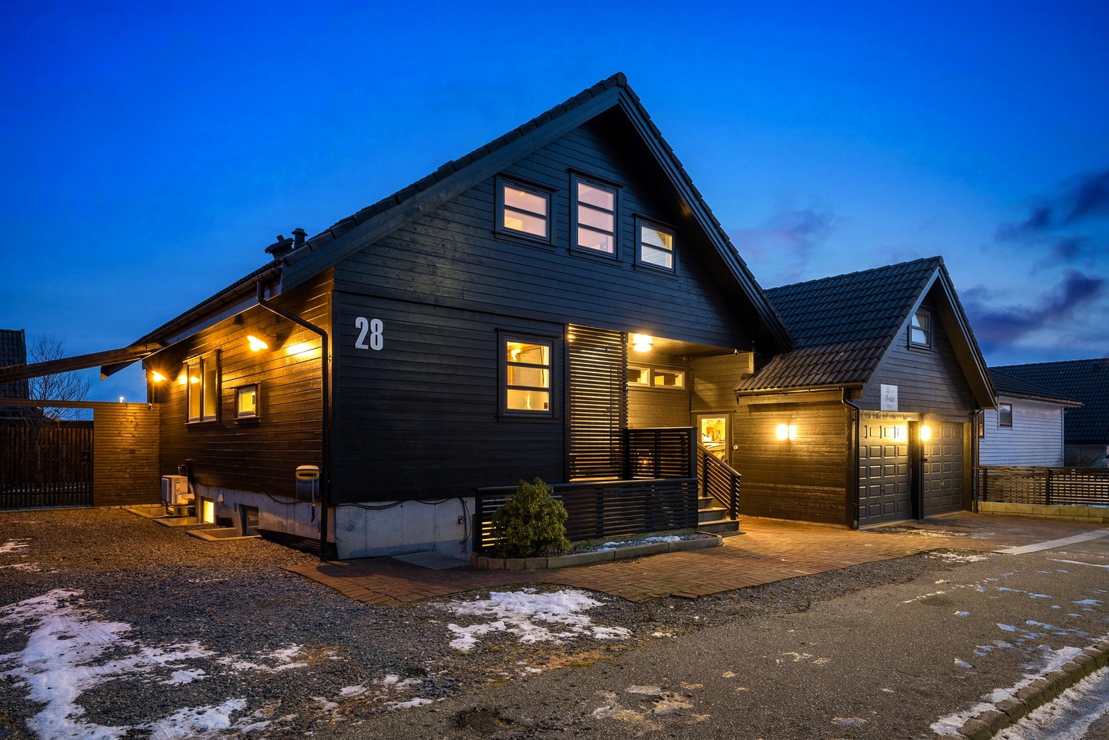 Dobbel garasje med elbil lader Galleribilde