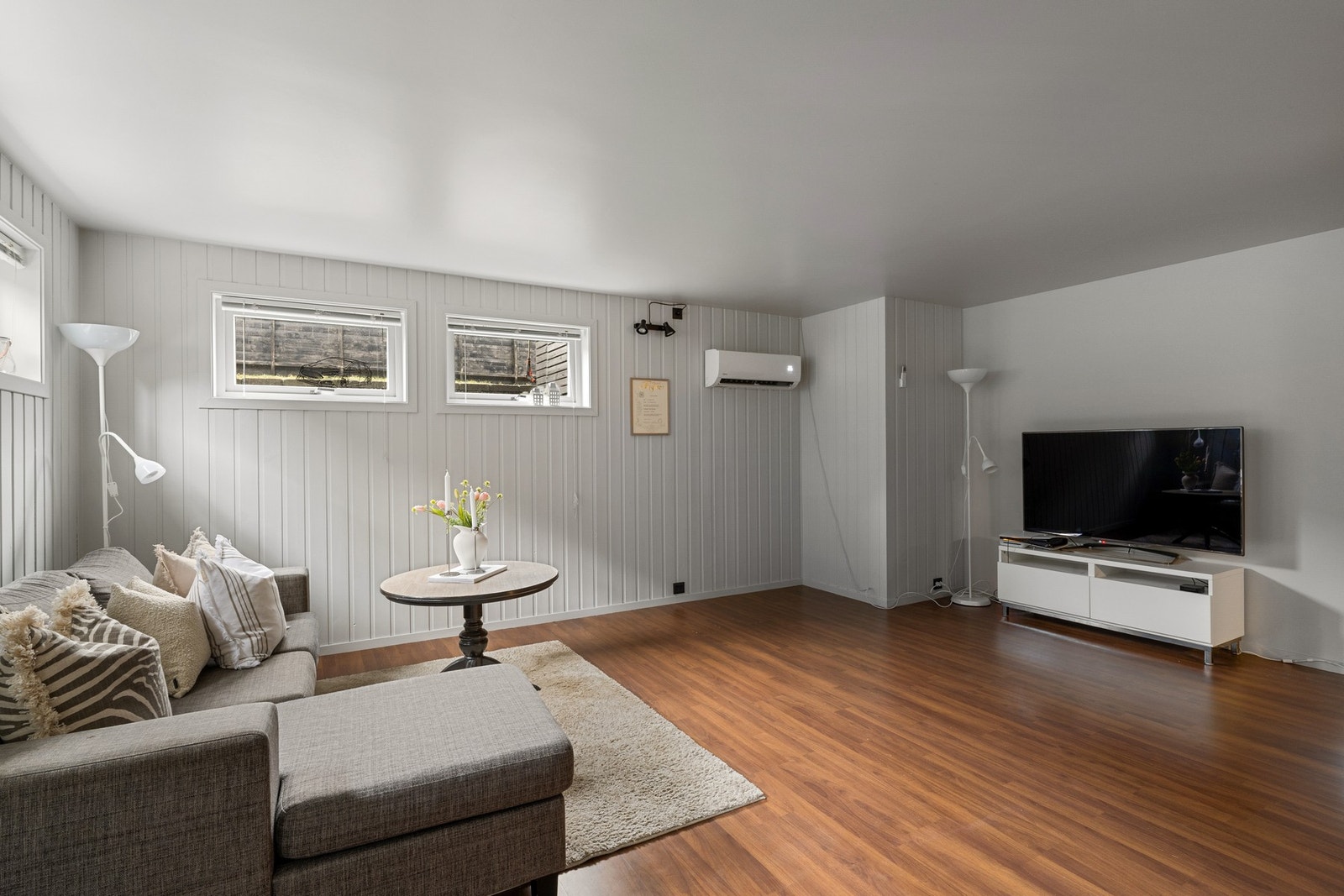 Stueområdet har plass til både sofagruppe og spiseplass, og flere vindusflater bidrar til lysinnslipp. Galleribilde