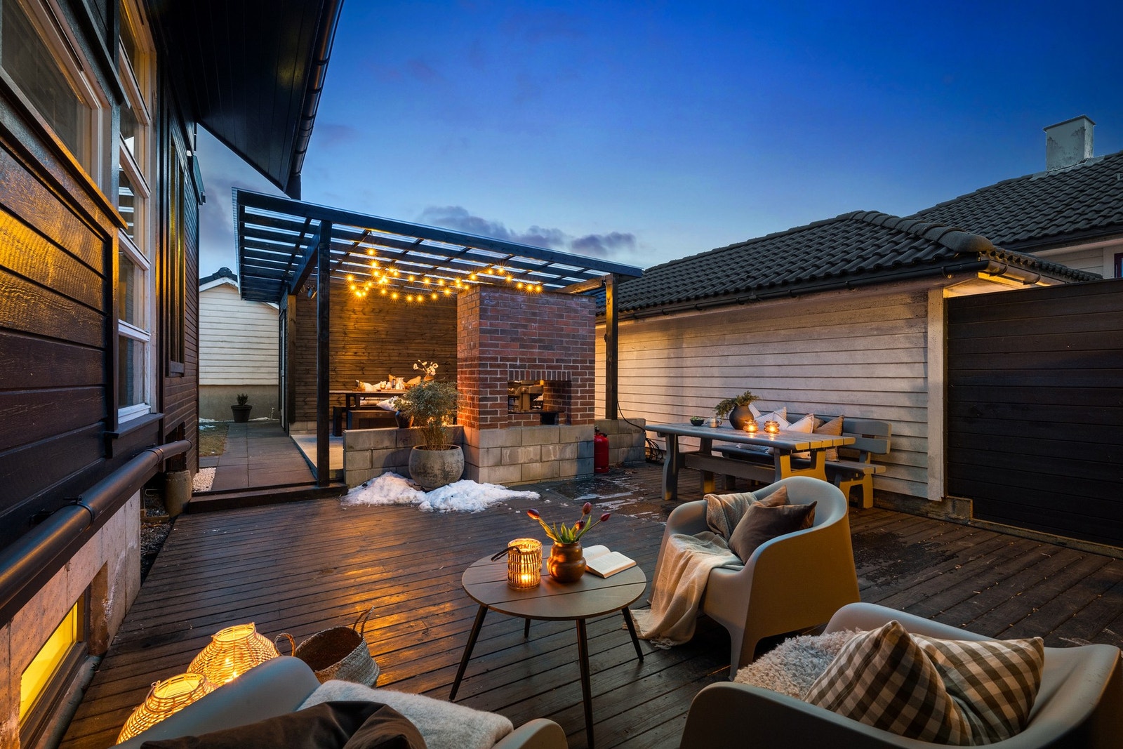 Fra pergolaen har man videre en stor terrasse. Galleribilde