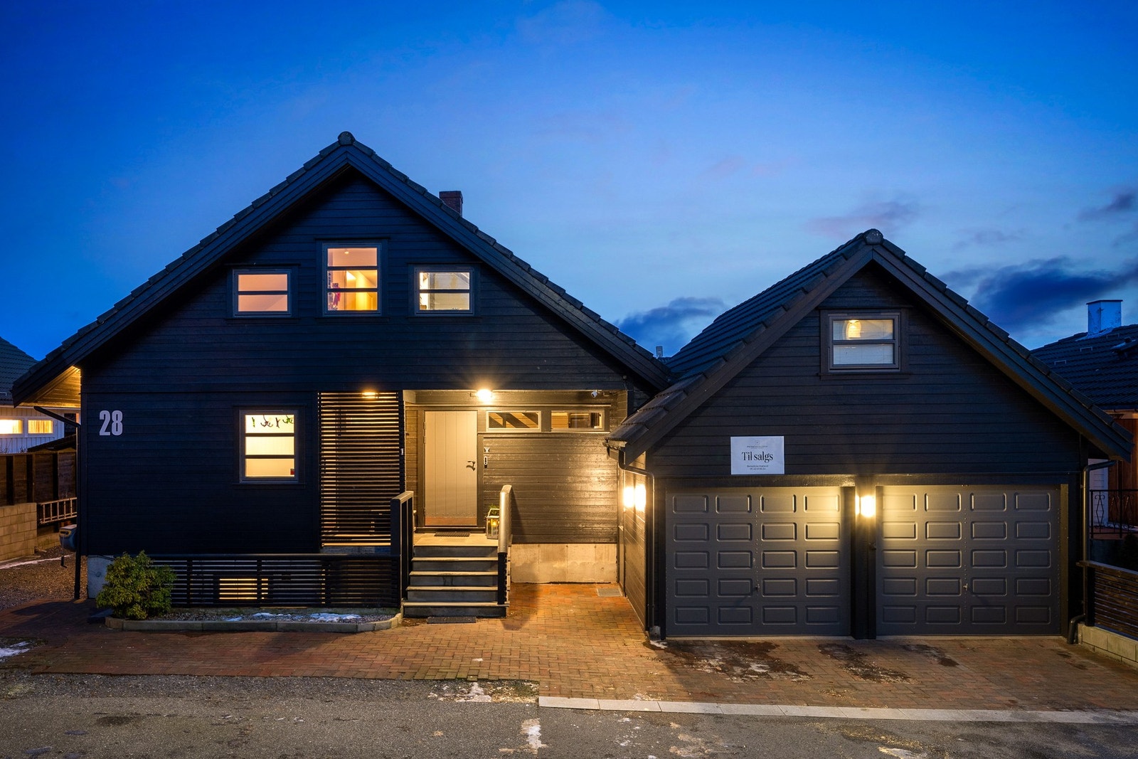 Boligen har en herlig dobbel garasje med elbil lader, samt rikelig med biloppstillingsplass på egen tomt. Galleribilde