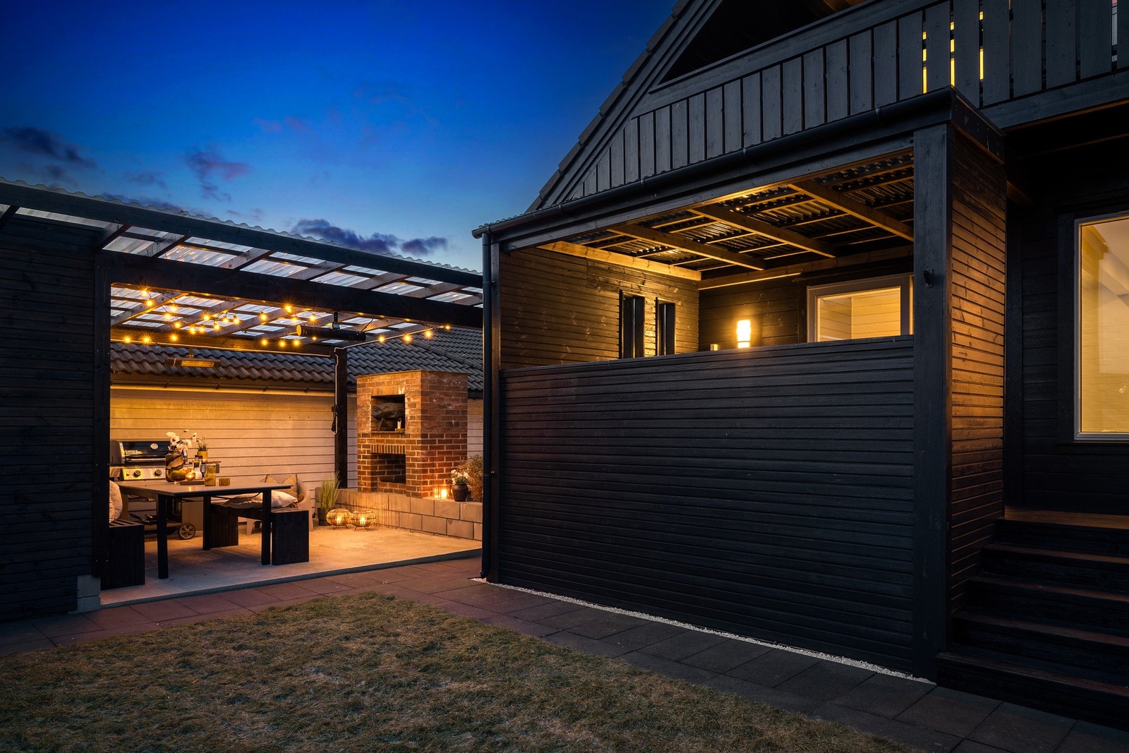 I hagen har man en praktisk pergola som kan nytes både i sol og regn. Galleribilde