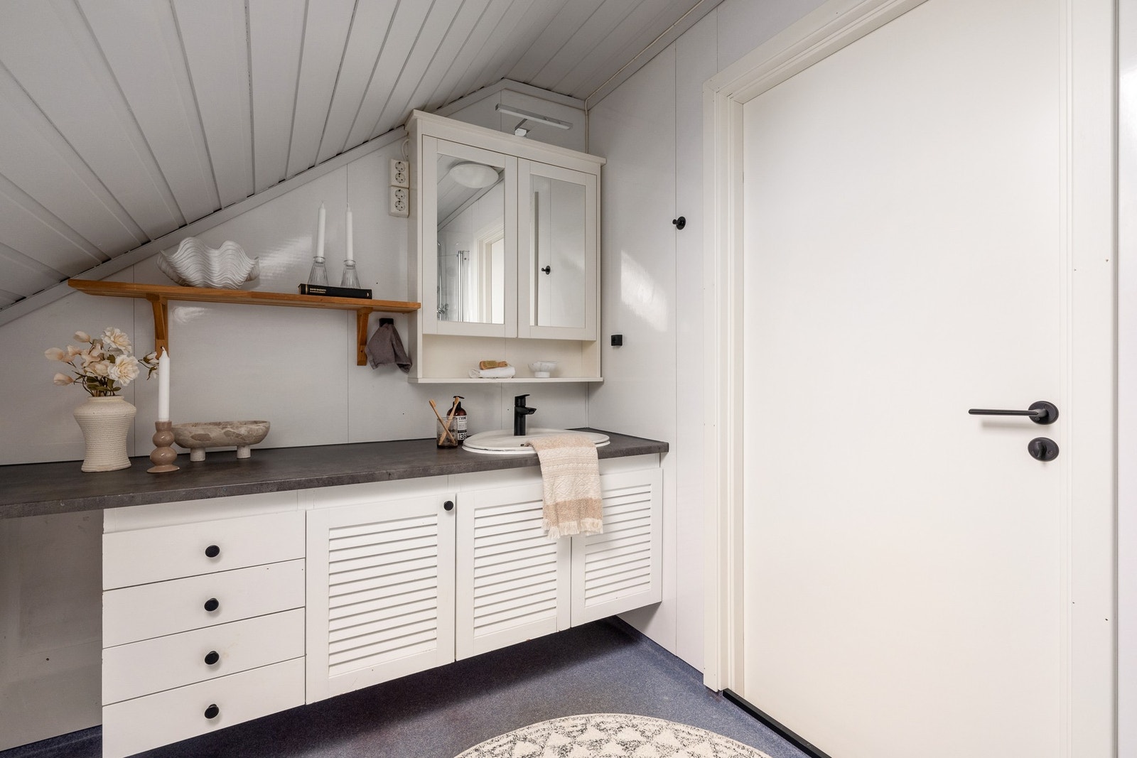 Badet har dusj, toalett og hvit baderomsinnredning. Galleribilde