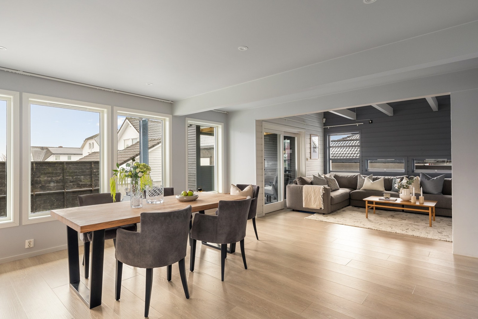 Videre inn i stuen ligger kjøkkenet og stuen i en praktisk åpen løsning. Galleribilde