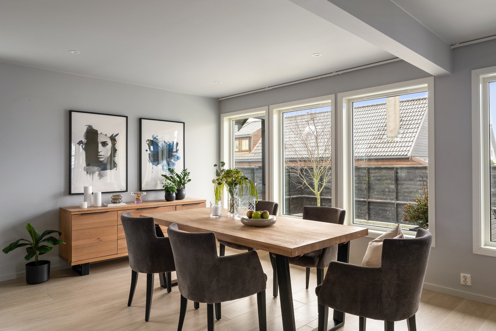 Spisestuen har god plass til langbord og større sammenkomster. Galleribilde