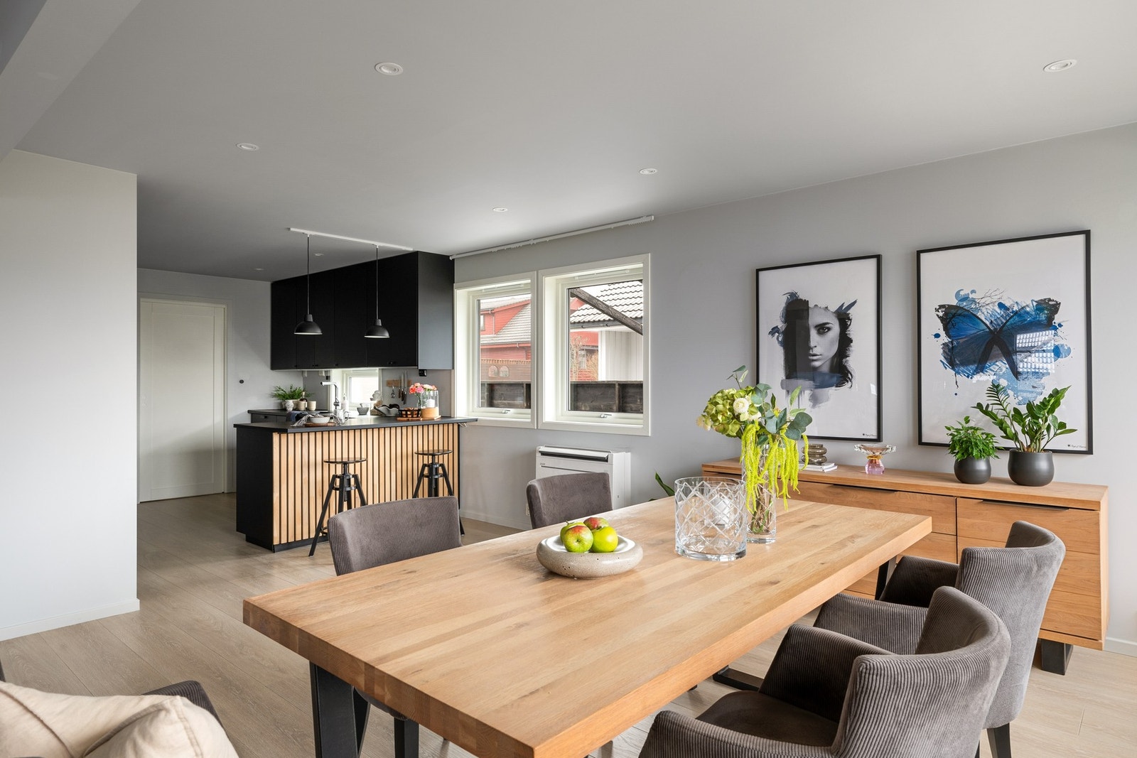 Rommet har god møbleringsfrihet og flere naturlige soner. Galleribilde