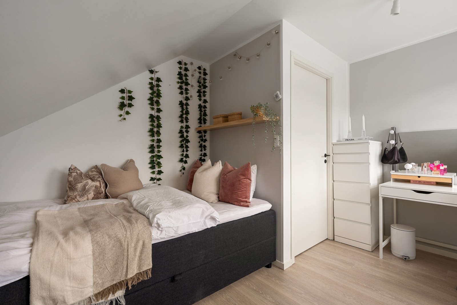 De to andre soverommene i denne etasjen er romslige og malt i lyse toner. Galleribilde