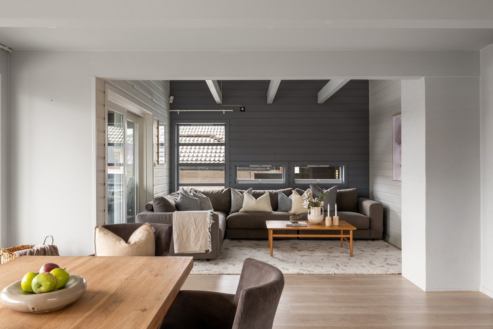 Stuen ligger noe tilbaketrukket og oppleves lun og behagelig. Galleribilde