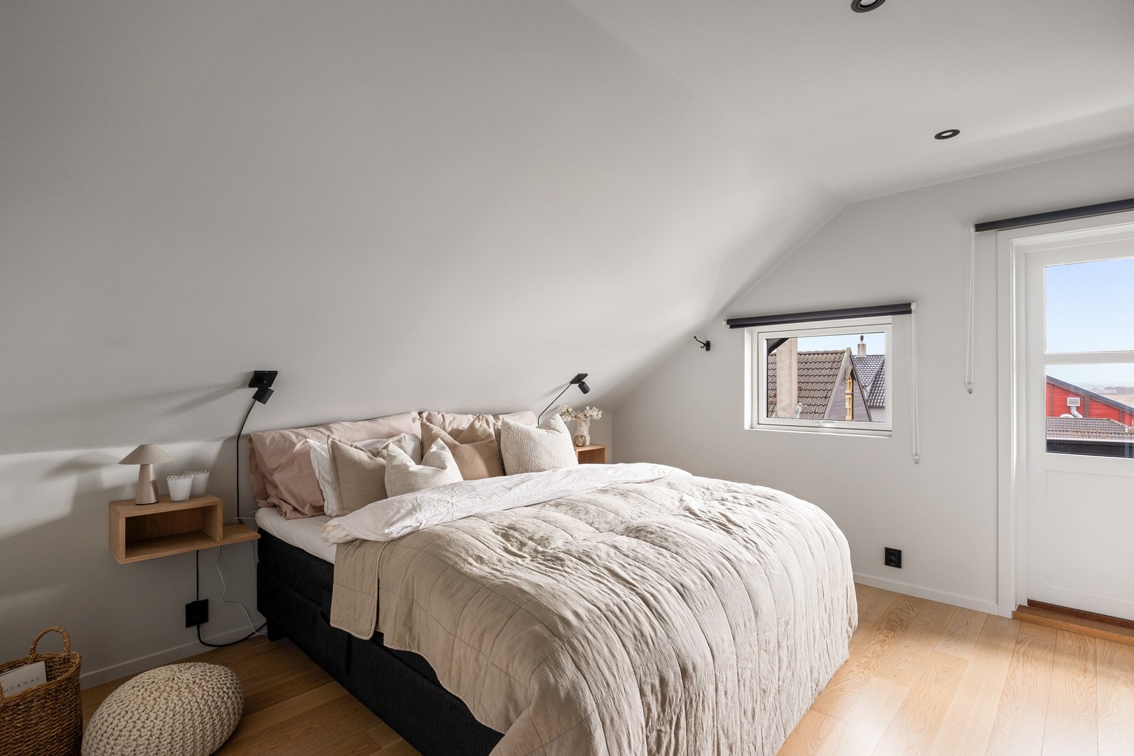 Andre etasje har en svært familievennlig planløsning med tre gode soverom. Galleribilde