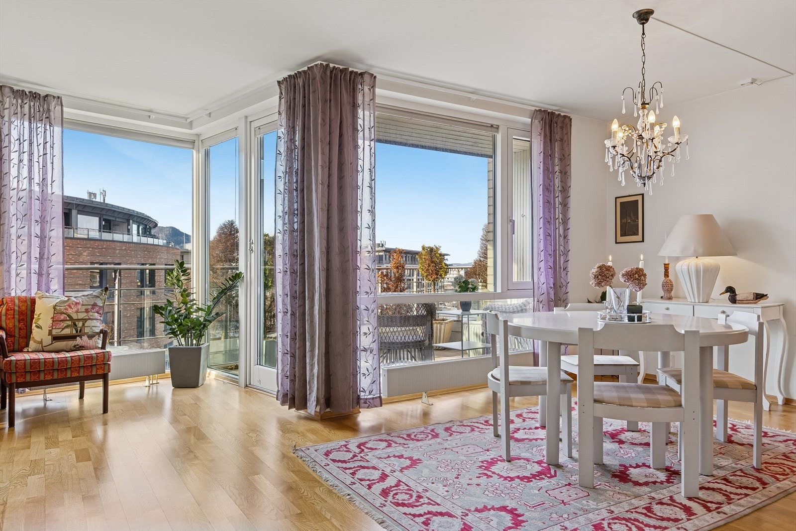 Fra stuen har man direkte tilgang til leilighetens solrike balkong. Galleribilde