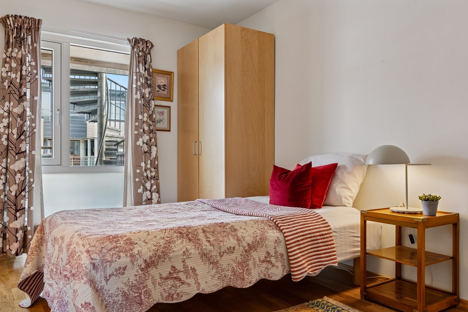 God plass til dobbeltseng og tilhørende møblering. Galleribilde