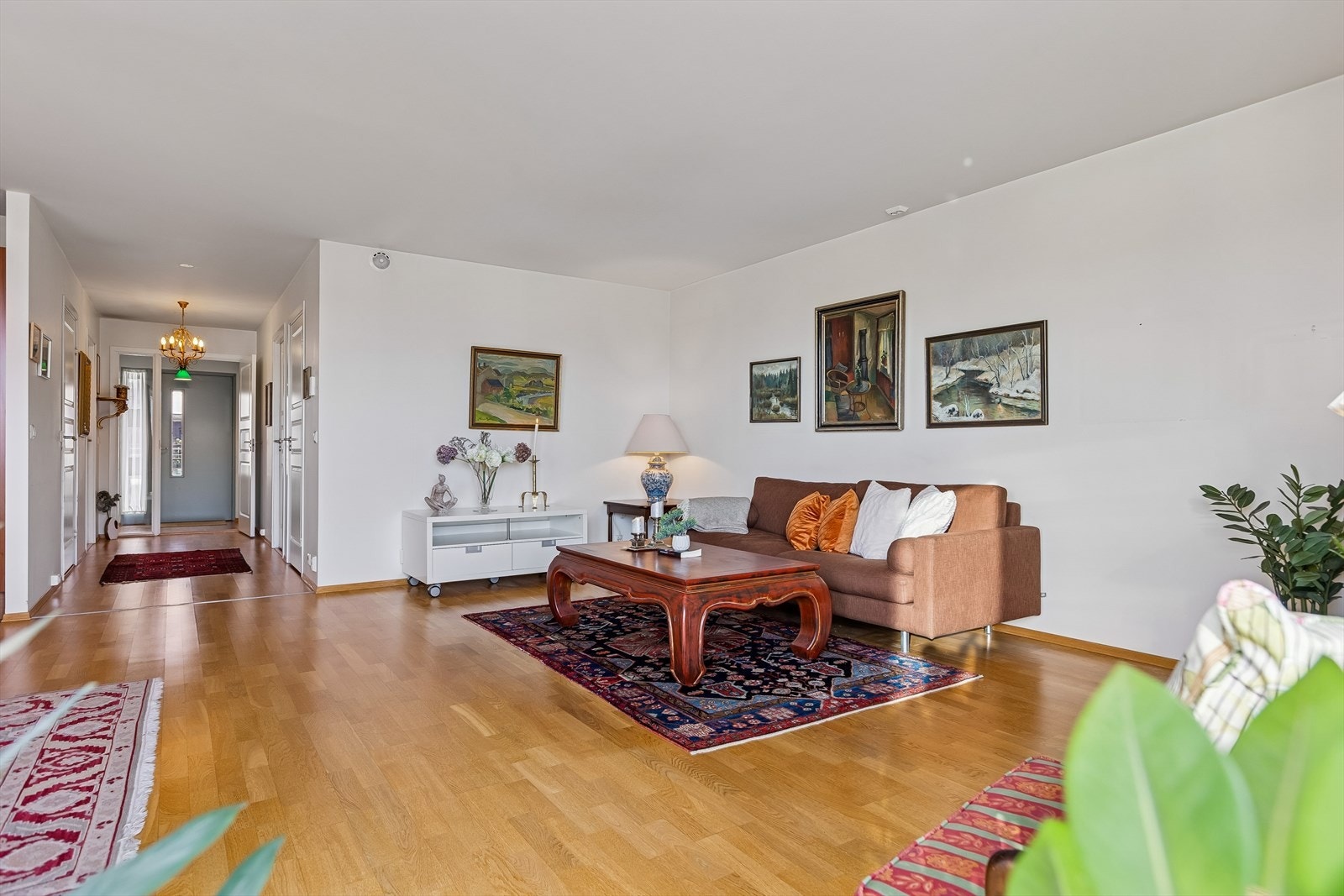 Leiligheten har åpen stue- og kjøkkenløsning på hele 37,5m² med utgang til privat vestvendt balkong på 11m². Galleribilde