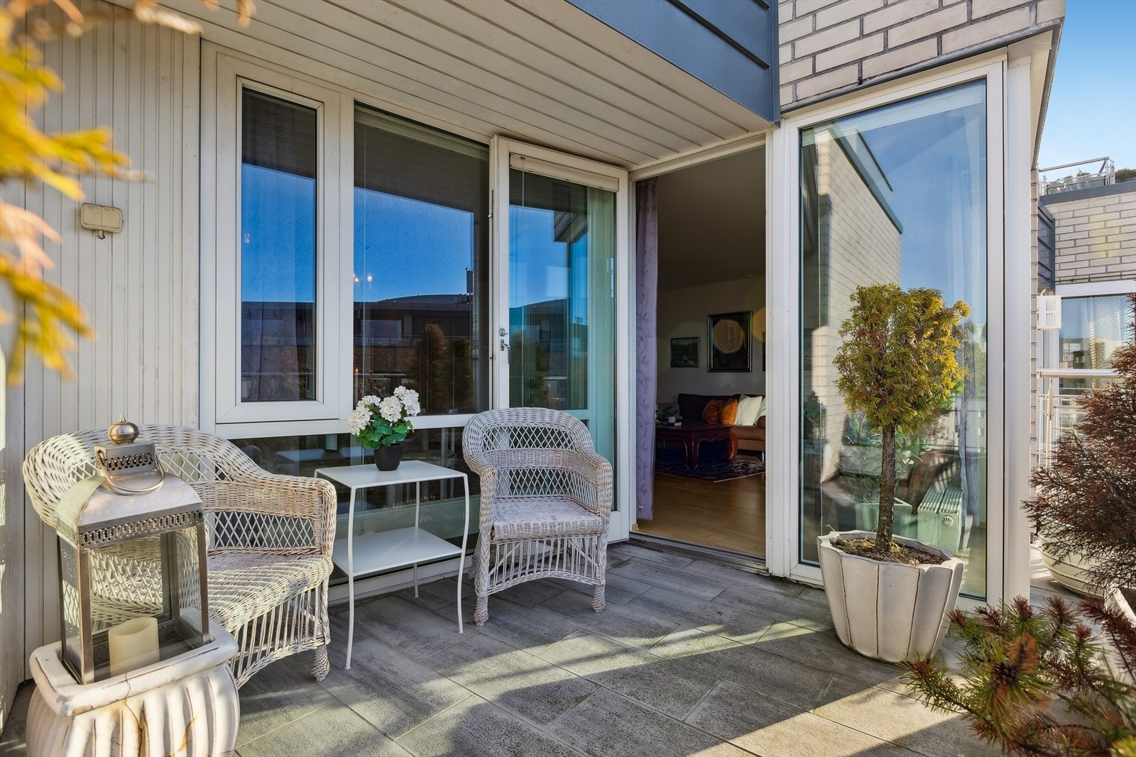 Her bor du i umiddelbar nærhet til Solsiden som byr på en mengde servicefasiliteter som dagligvarebutikk, vinmonopolet, shoppingmuligheter, restauranter m.m. Galleribilde