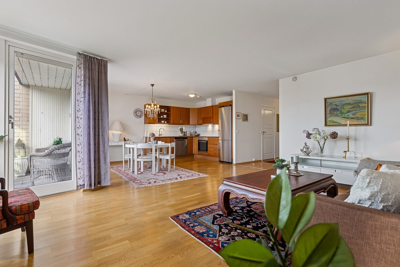 Den romslige stuen byr på rikelig med møbleringsmuligheter. Galleribilde