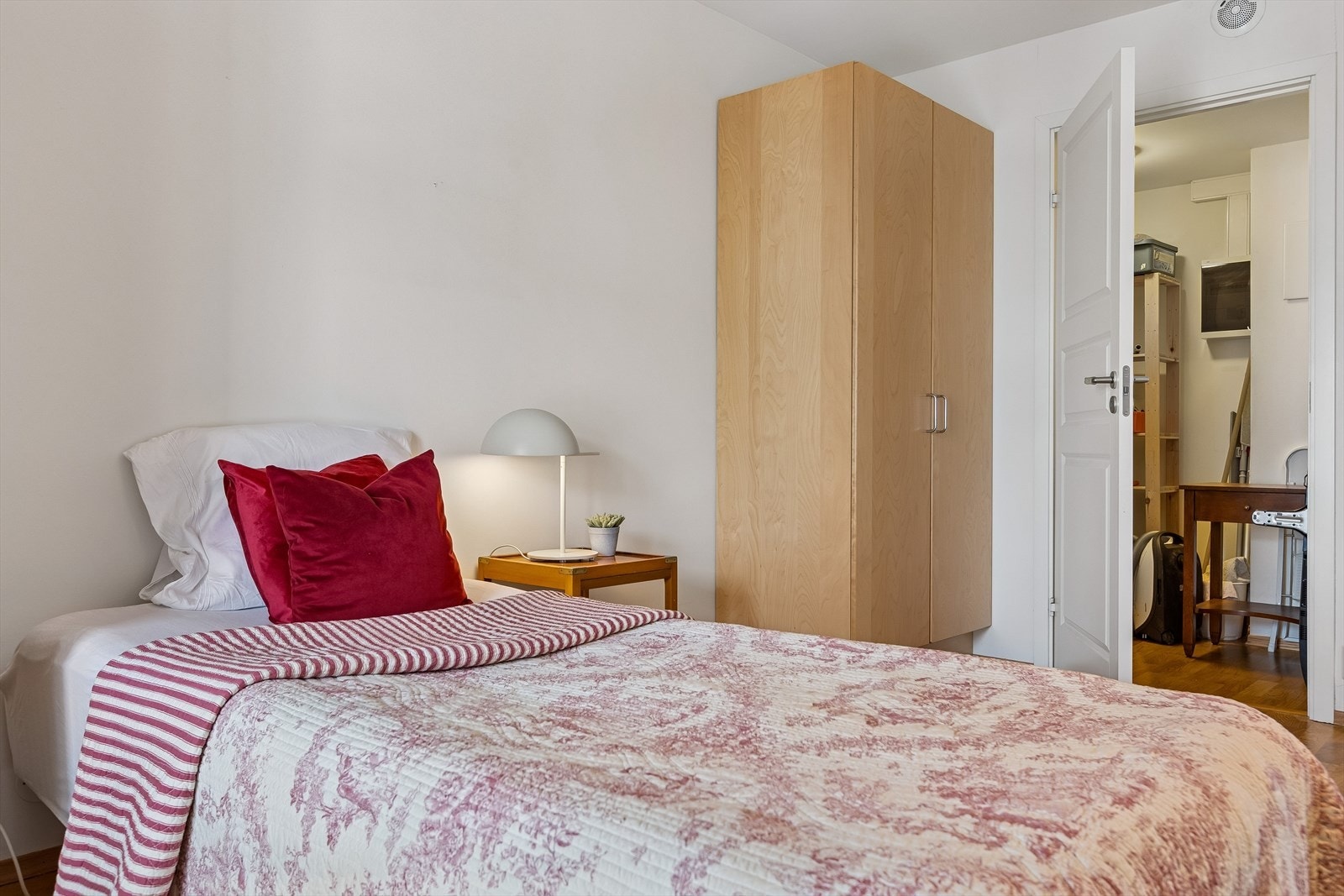 Hovedsoverommet er 12,5 m² og har tilhørende bod som kan brukes til walk-in closet eller ekstra oppbevaring. Galleribilde