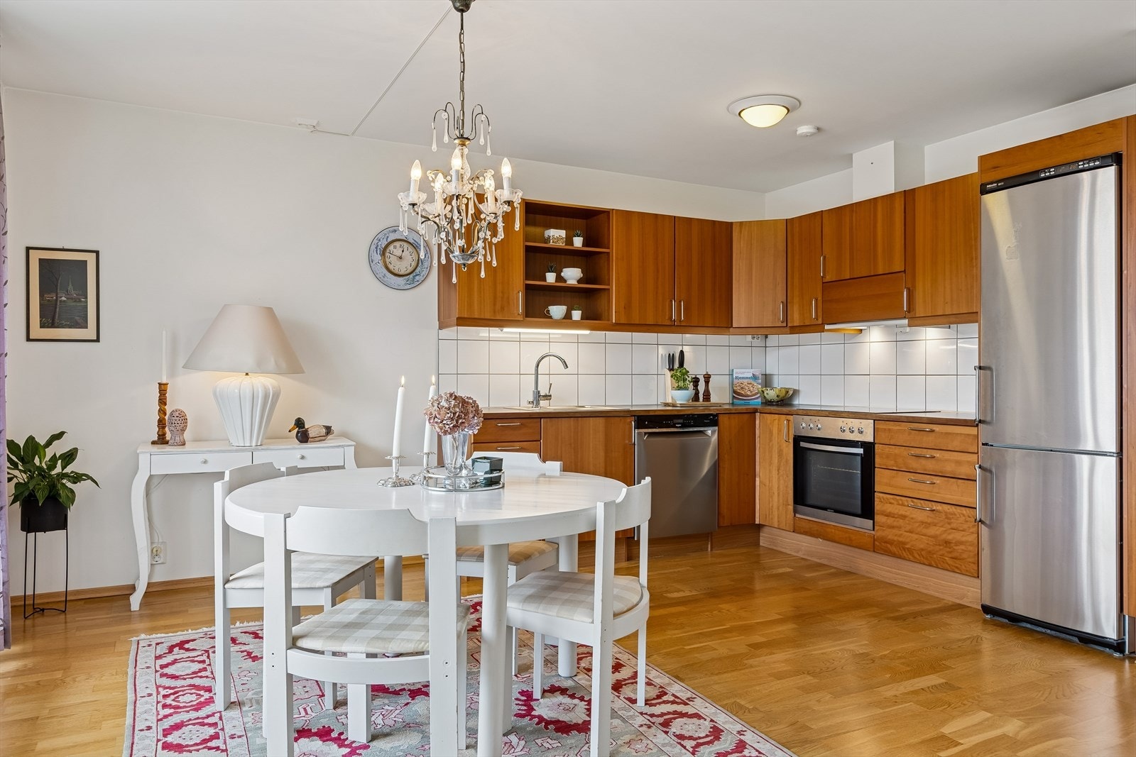 Den åpne løsningen gir god mulighet for spisegruppe. Galleribilde