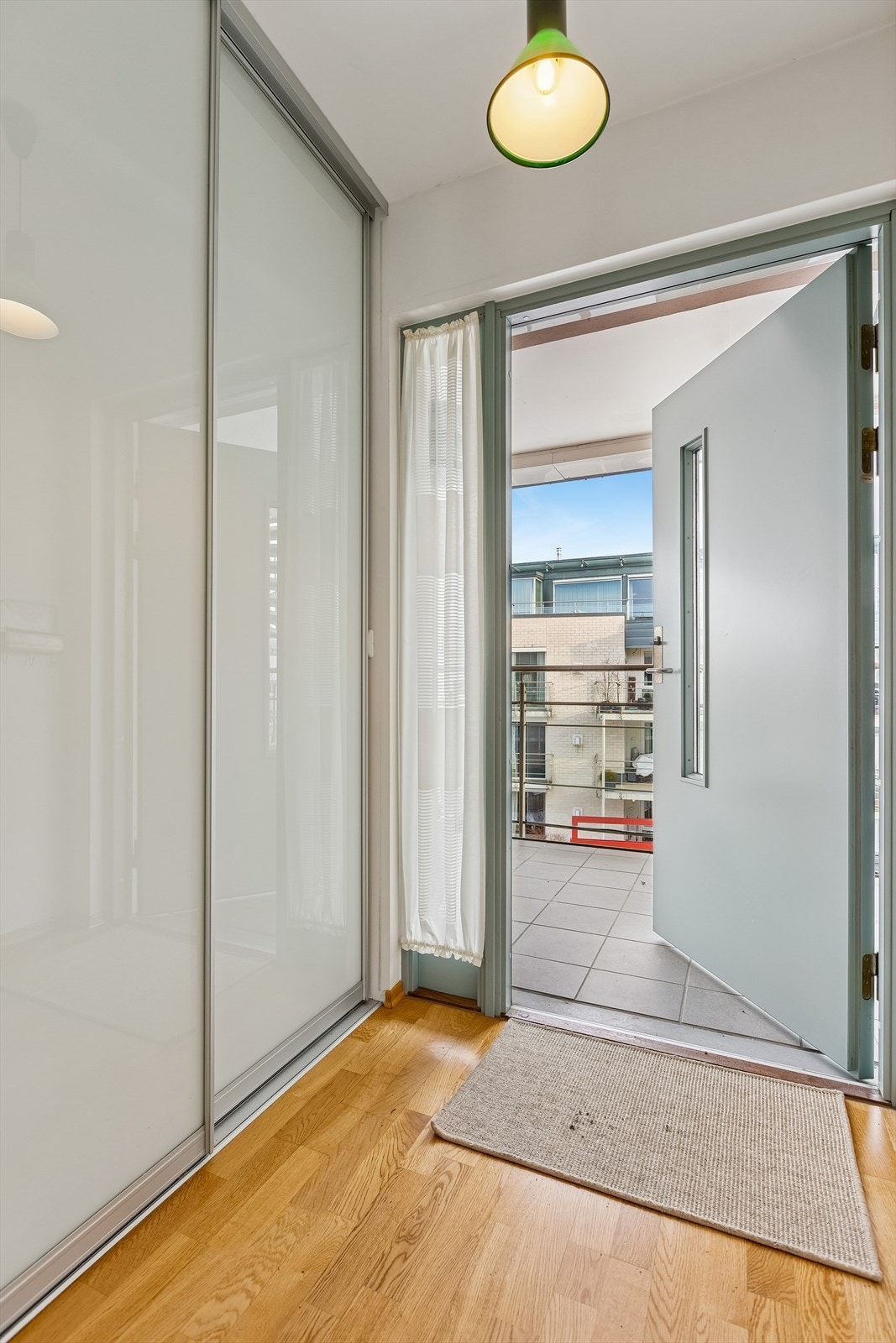 Entréen er på 2m² og har innebygget skap med god plass til oppbevaring av ytterklær og sko. Galleribilde