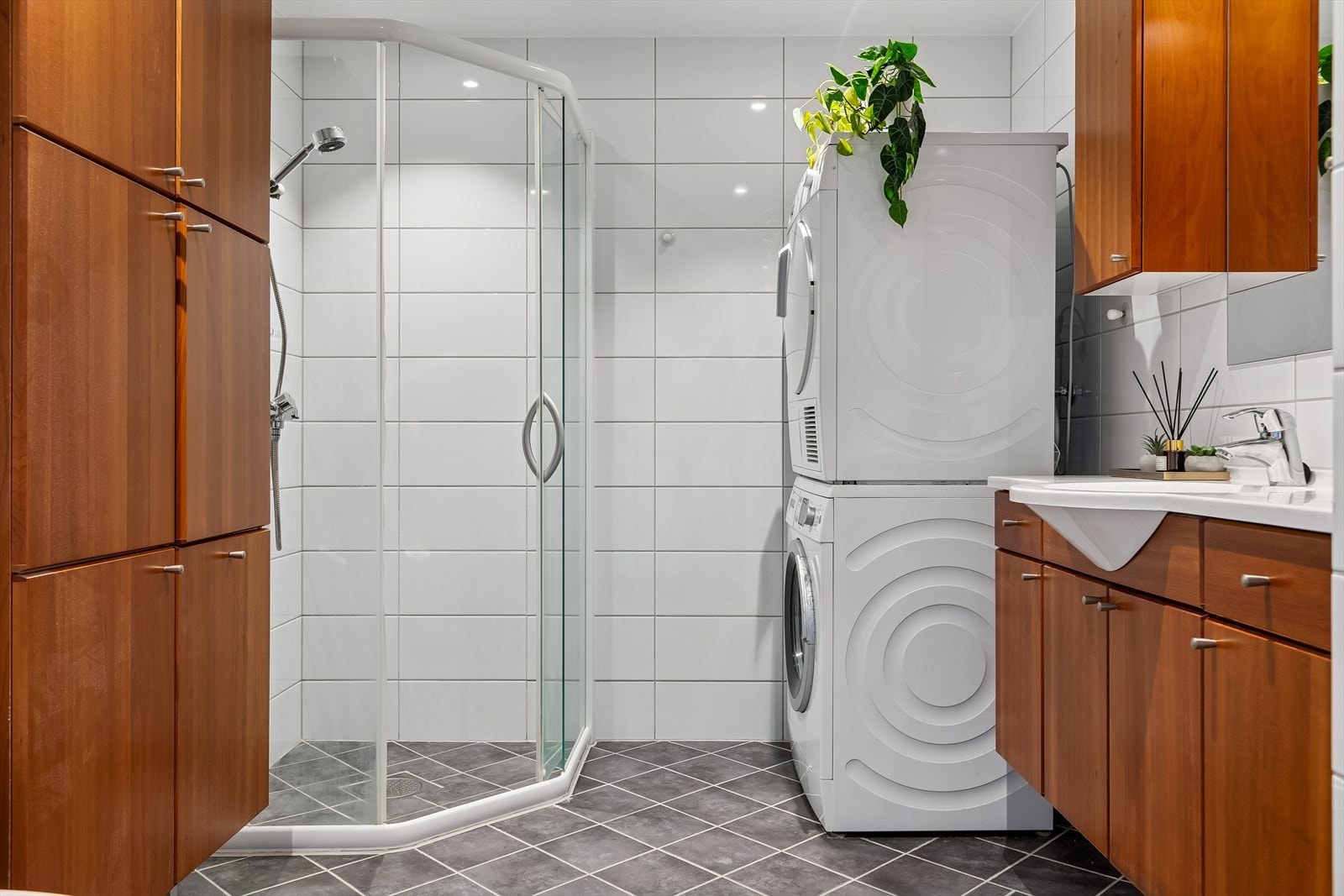 Badet er på ca. 7m² og byr på rikelig med oppbevaringsplass. Galleribilde