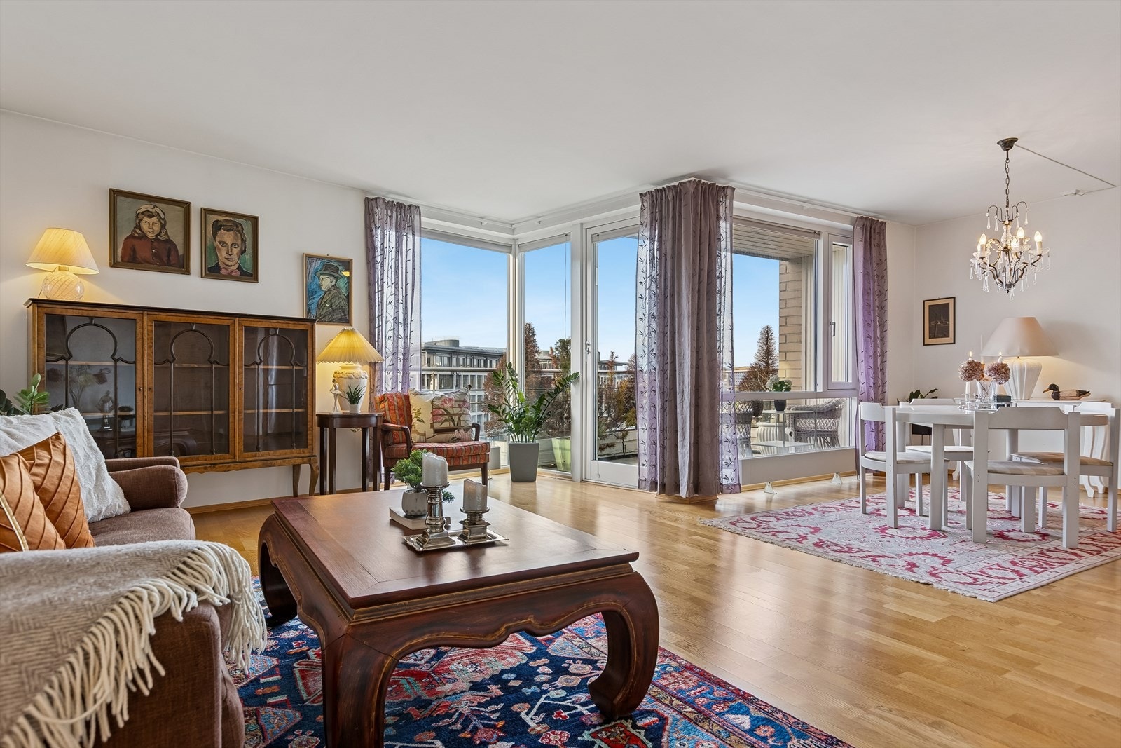 Bygget ble bygget i 2002 noe som fører til at bygget og leiligheten er av god teknisk standard. Galleribilde