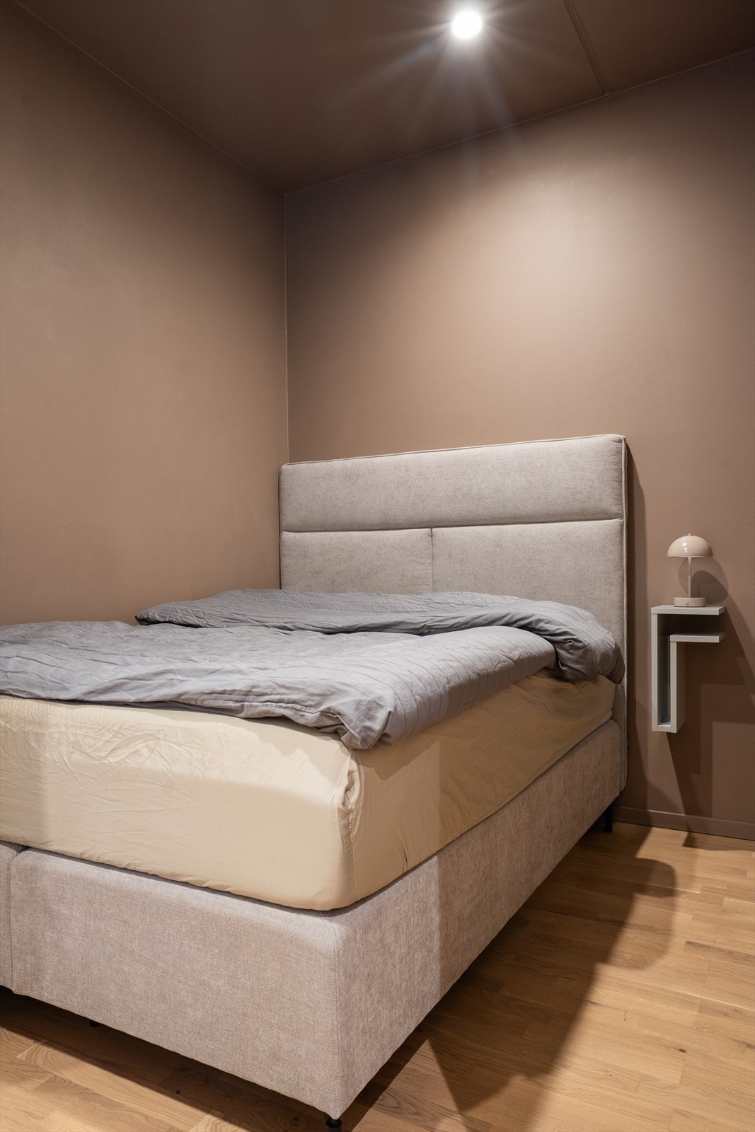 Det er et soverom i leiligheten. Galleribilde