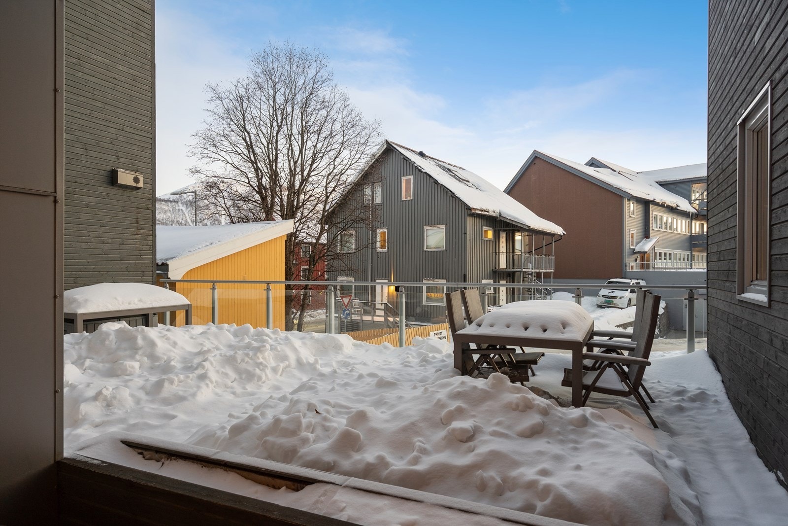 Felles terrasse for beboerne i sameiet rett utenfor. Galleribilde