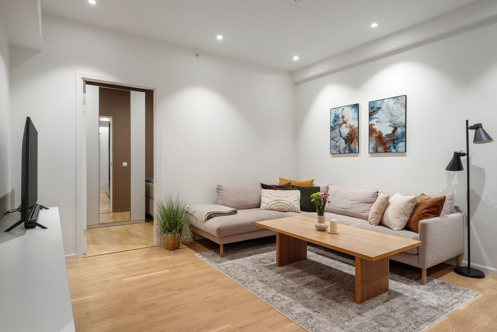 Leiligheten måler 41 kvm og ligger i byggets 1. etasje. Galleribilde