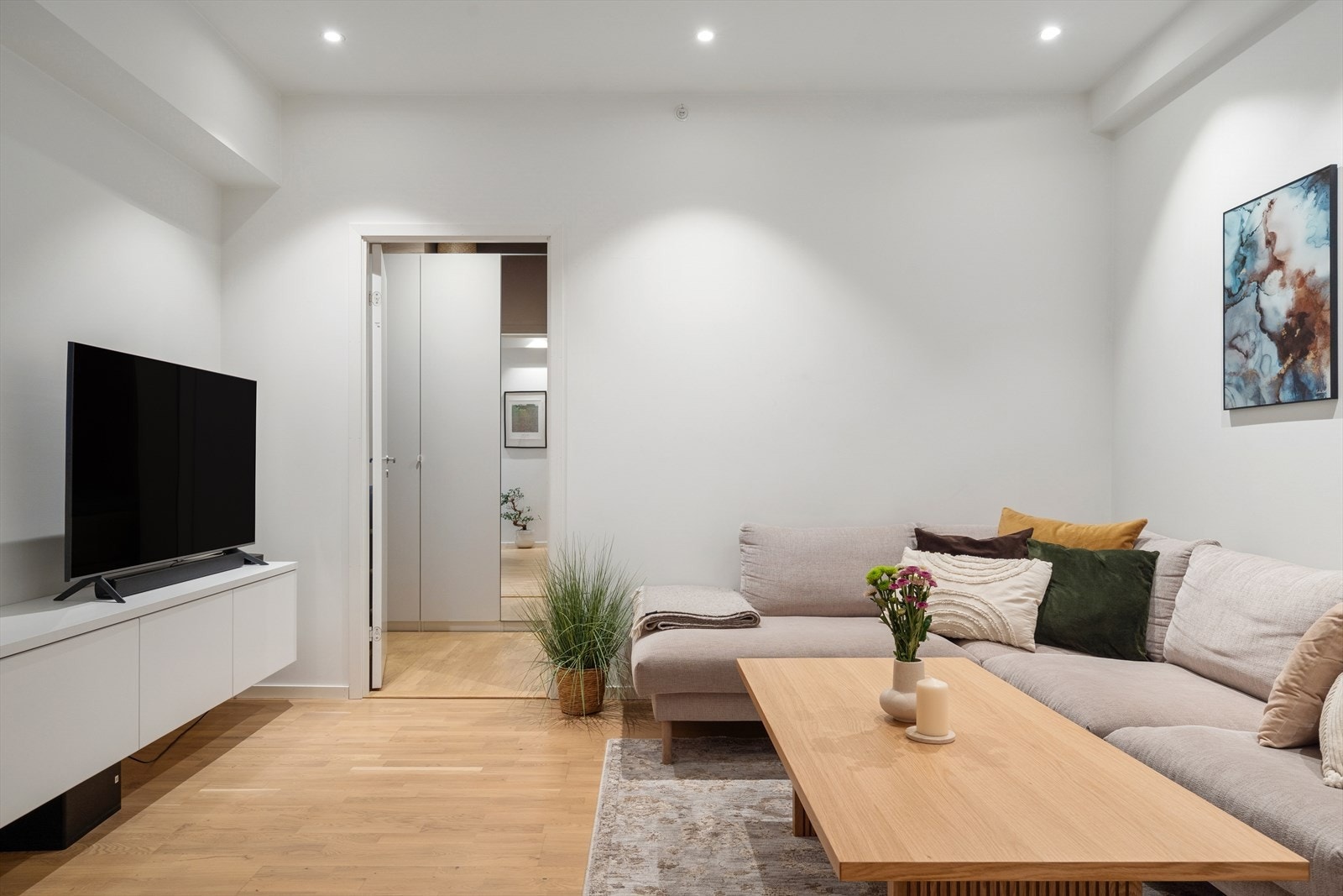 Stuedelen har parkett på gulvet, lysmalte vegger og downlights i taket. Galleribilde