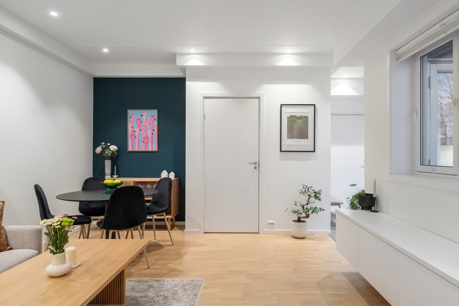 Stuen gir god plass til både sofagruppe med tilhørende møblement samt en passende spisegruppe. Galleribilde