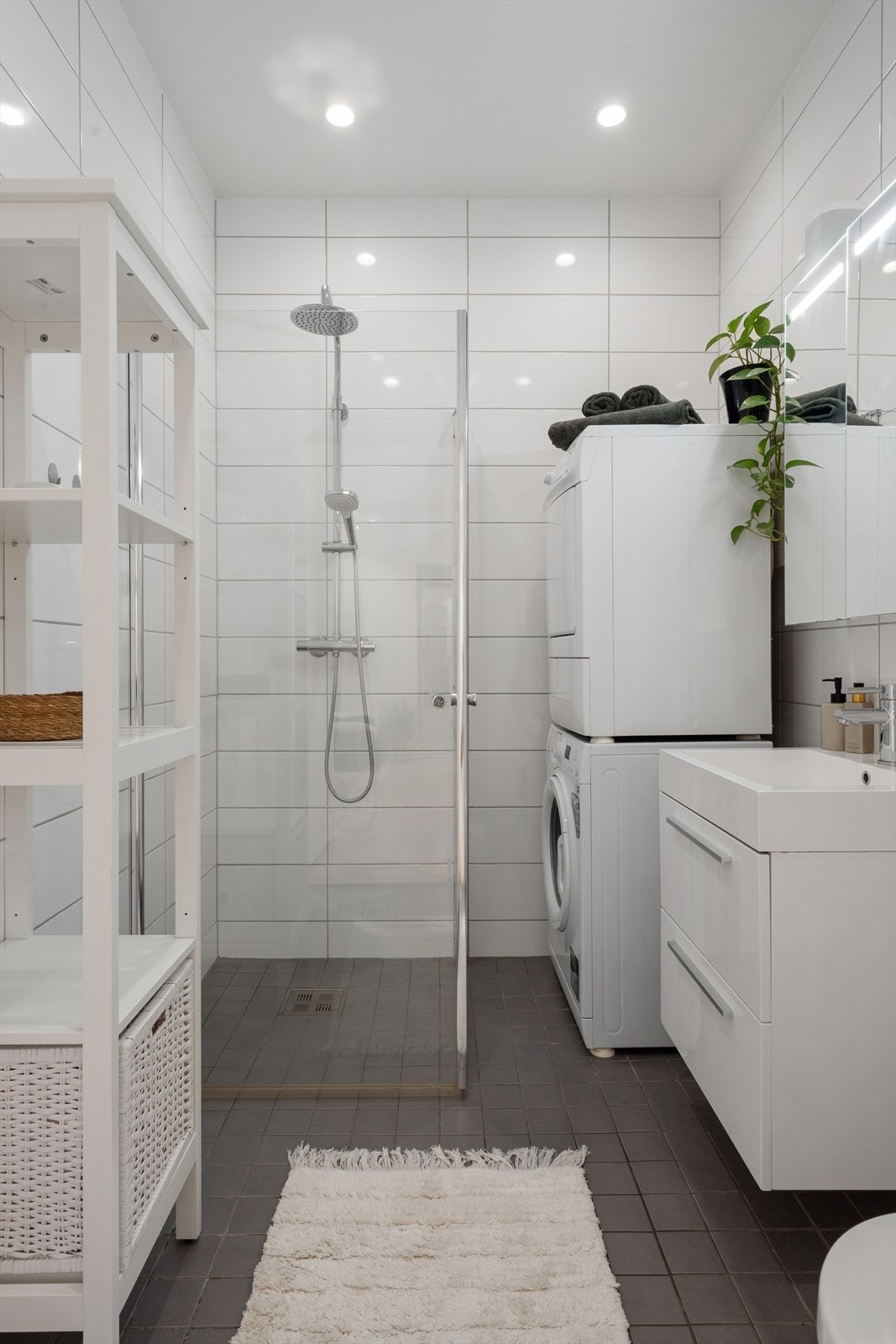 Bad/vaskerom har fliser på både vegger og gulv, samt elektriske varmekabler i gulvet. Galleribilde