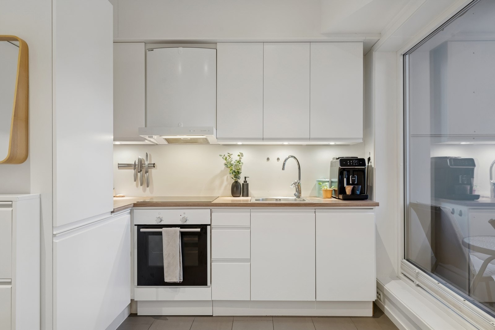 Innredningen består av både over- og underskap med belysning under overskapene. Galleribilde