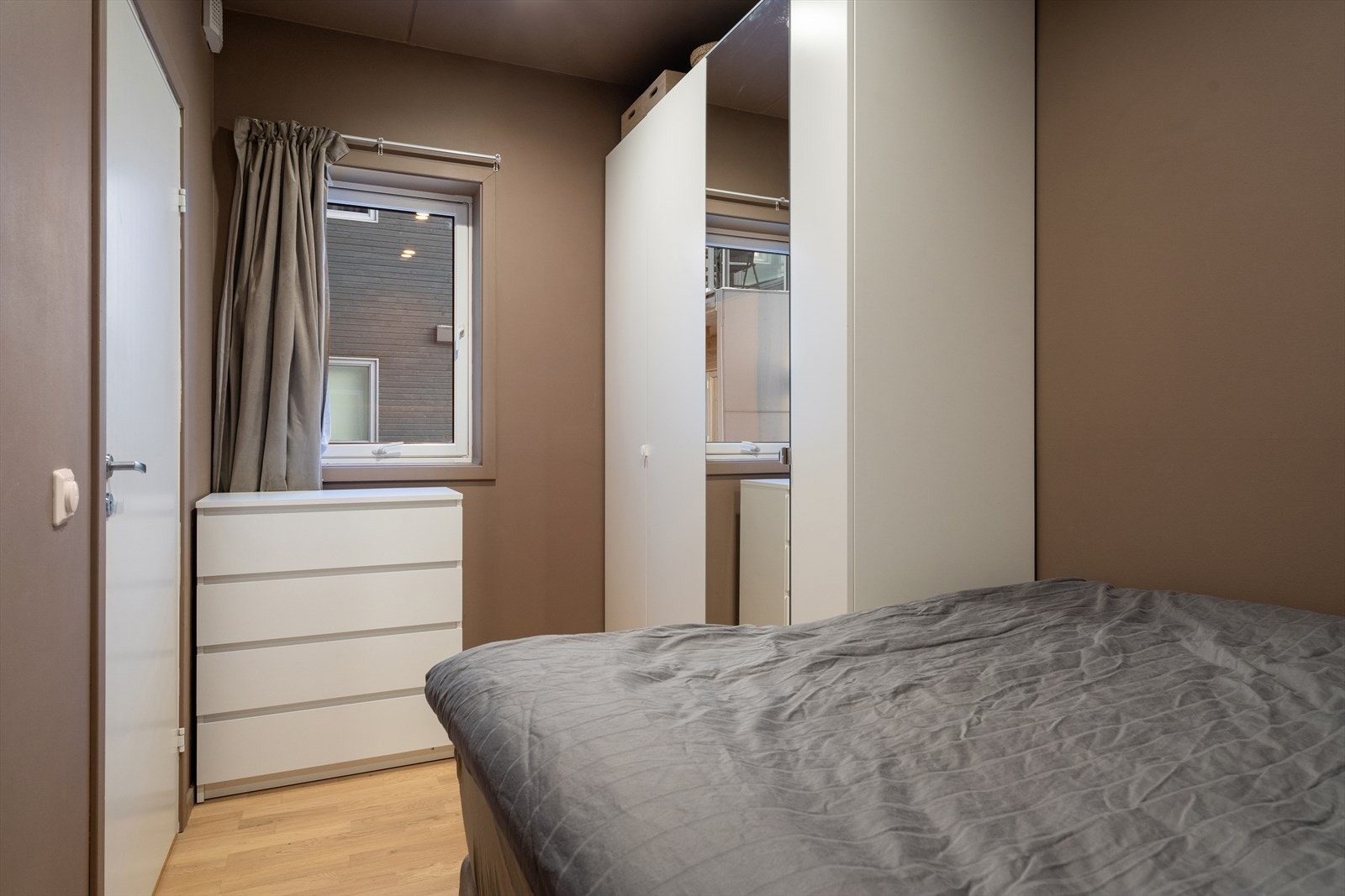 Rommet gir plass til både seng, garderobeskap og kommode om ønskelig. Galleribilde