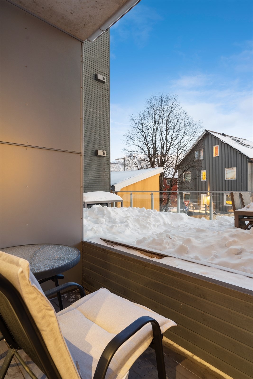 Fra kjøkkenområdet er det dør ut til en liten terrasse tilhørende leiligheten. Galleribilde