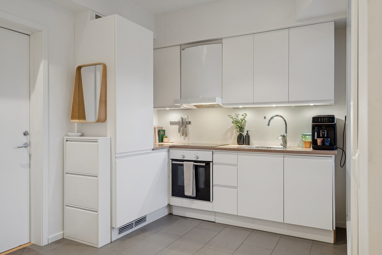 Kjøkkeninnredningen består av lyse, glatte fronter og laminat benkeplate. Galleribilde