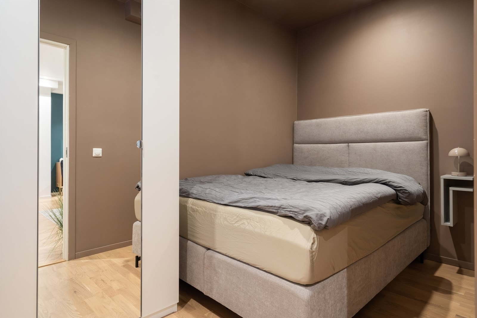 Soverommet er malt i en behagelig fargetone på veggene og i taket. Galleribilde