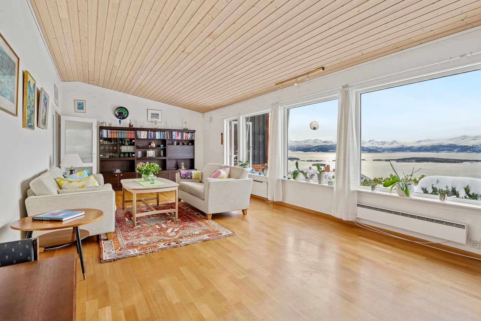 Stue med store vindusflater. Galleribilde