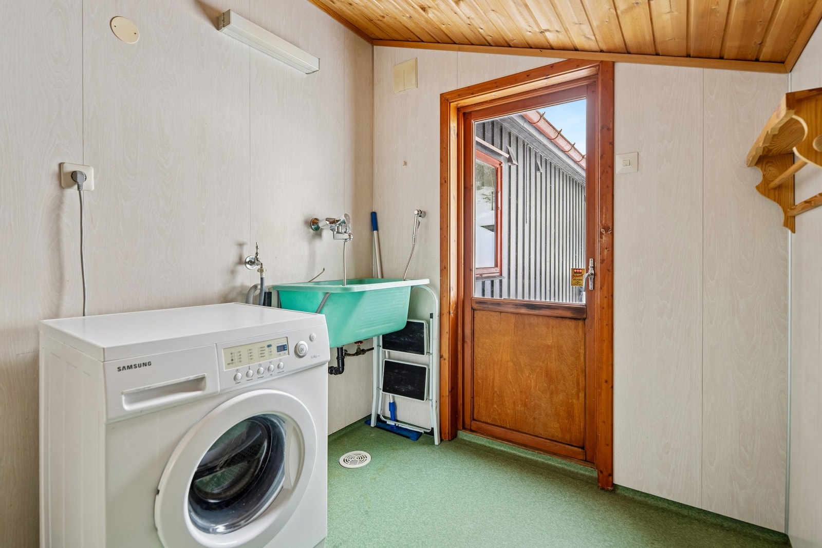 Vaskerom med utgang ut Galleribilde