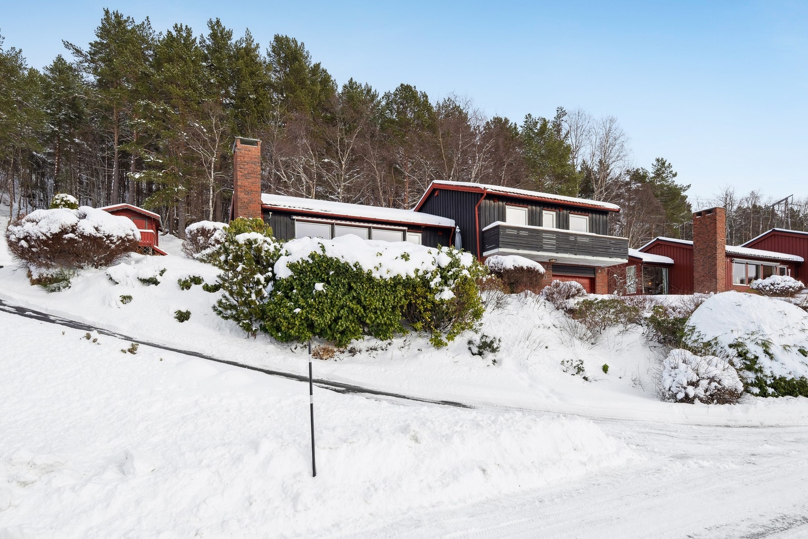 Boligen ligger i ett meget attraktivt boligstrøk i Granlia, ca. 2 km nordøst for Molde sentrum. Galleribilde