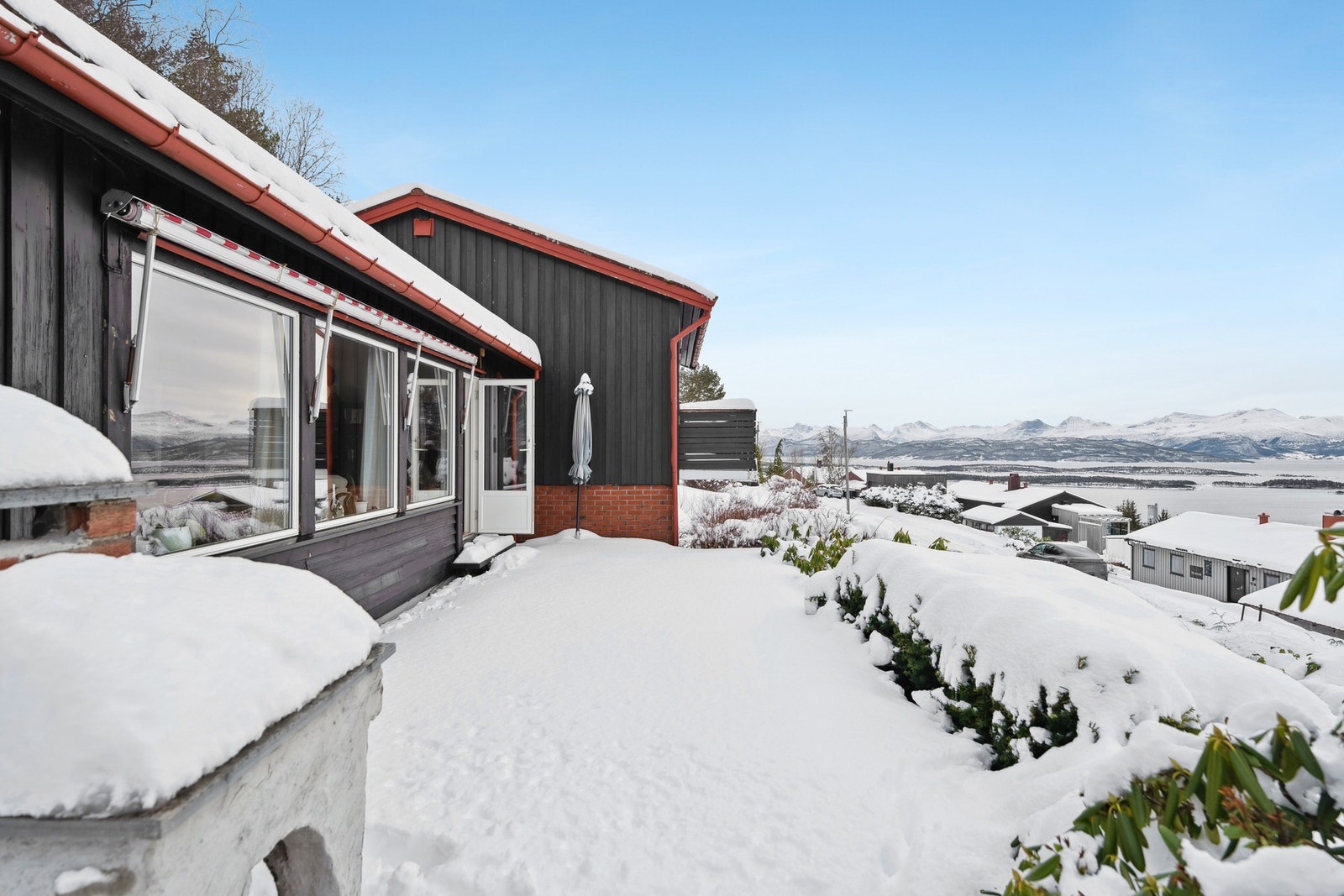 Snødekt uteområde med fantastisk utsikt Galleribilde