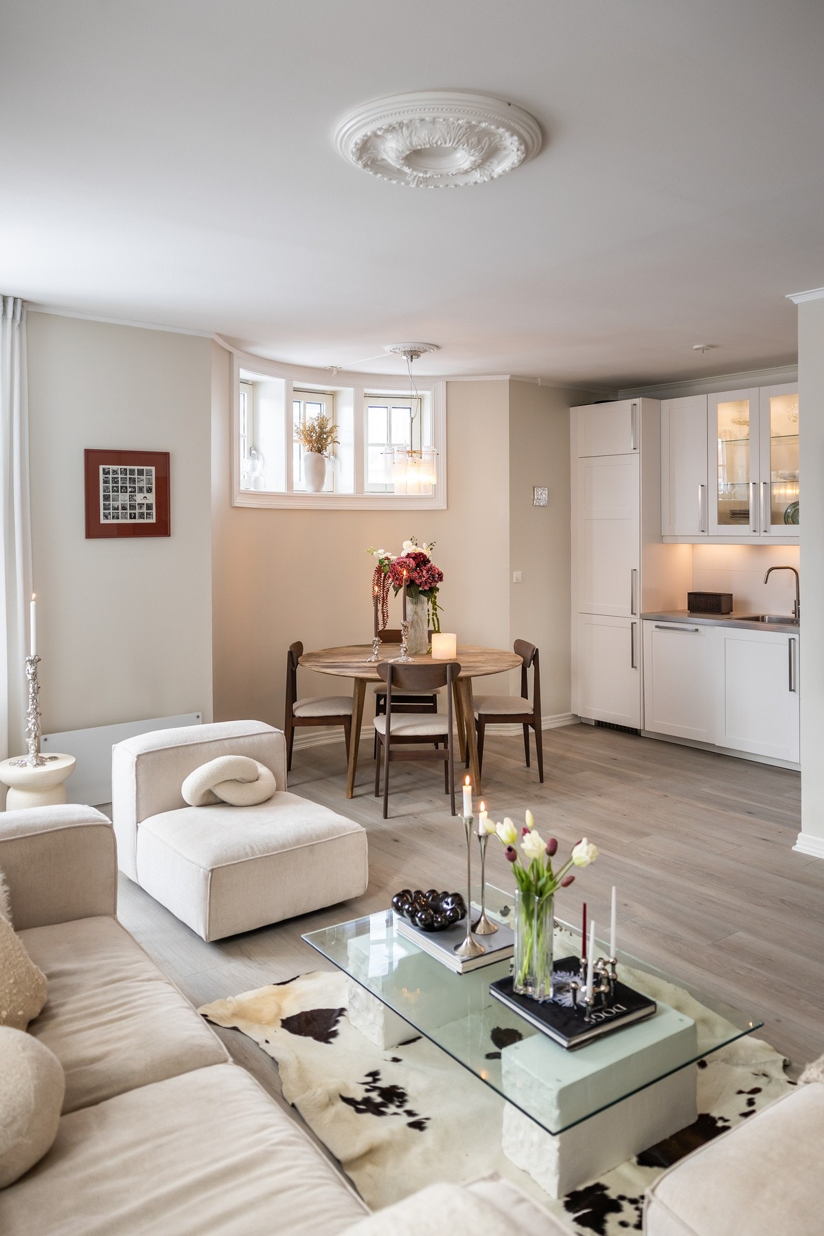 Den buede formen på stueveggen og hjørnet skaper en naturlig sone for spisebord. Galleribilde