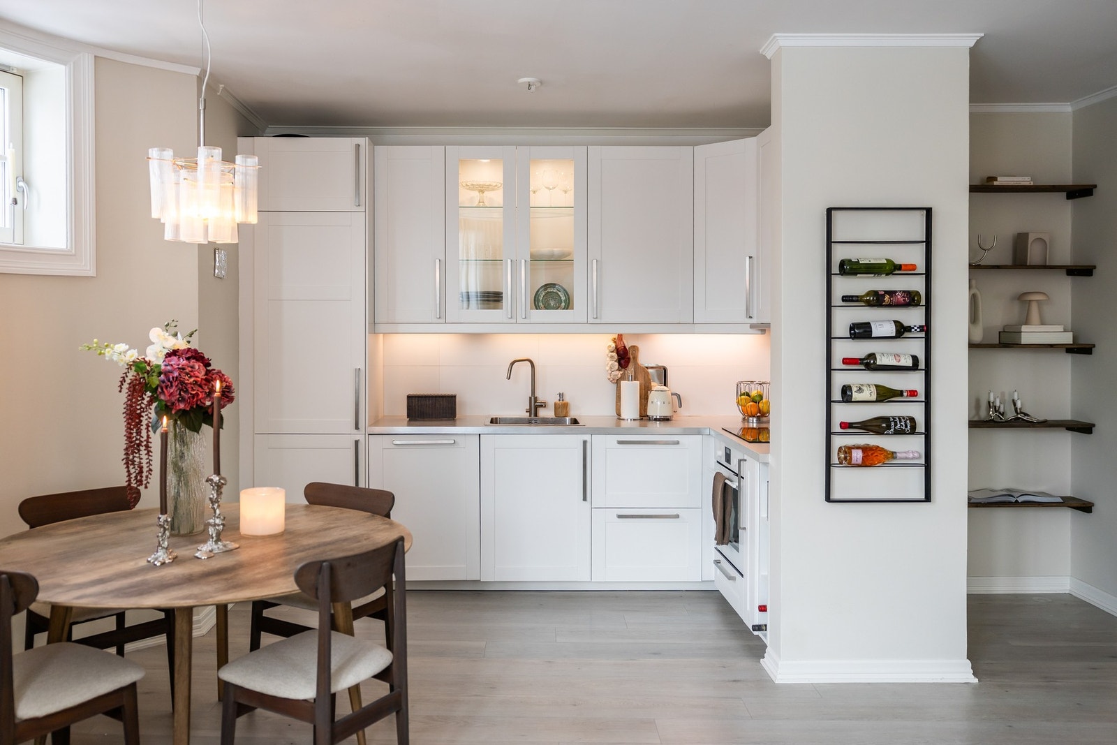 Stilrent kjøkken med integrerte hvitevarer og lyse fronter. Galleribilde