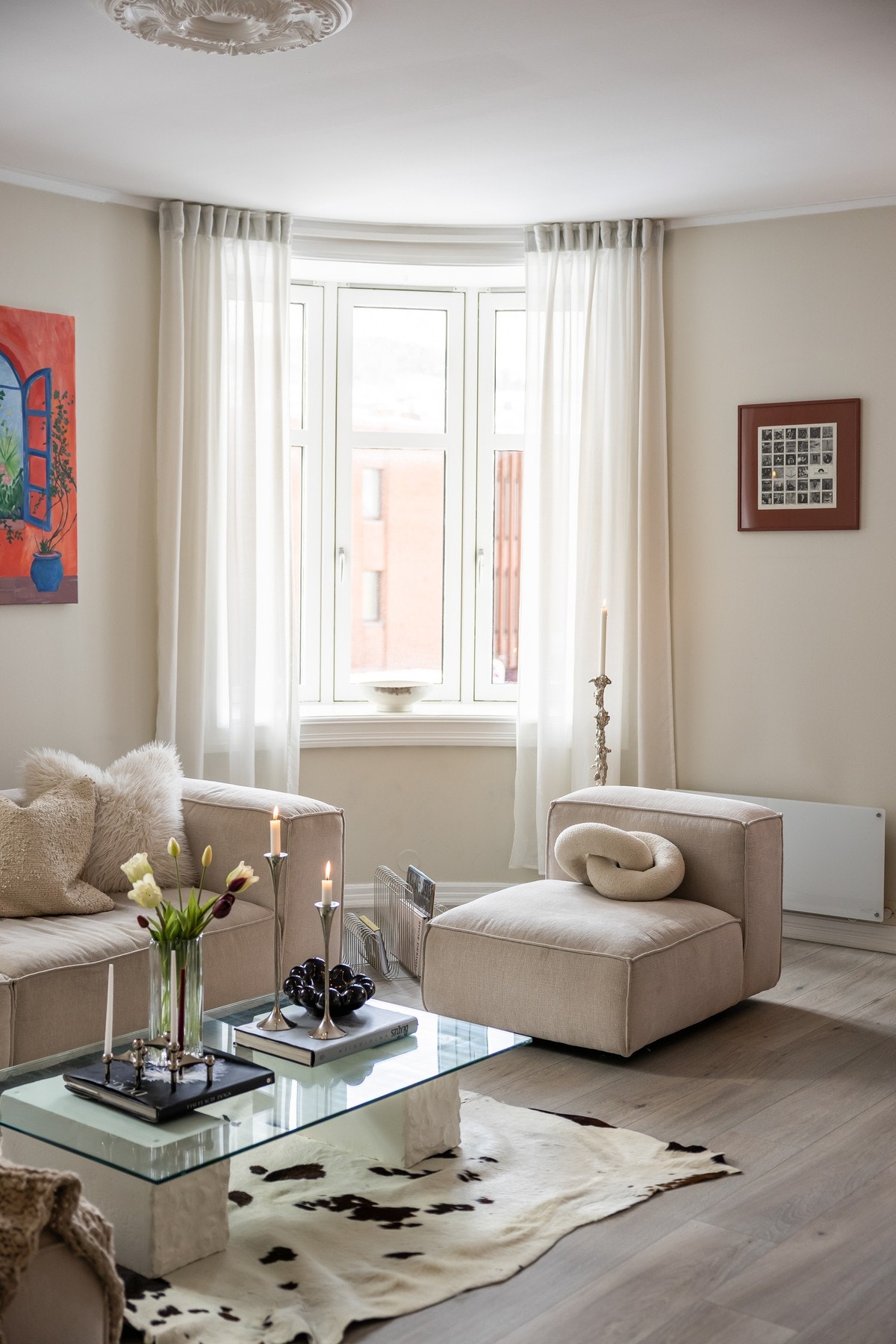 Boligen nyter en nydelig atmosfære fra høy himling, sørvestvendte vindusflater, karakteristisk utforming og god standard. Galleribilde