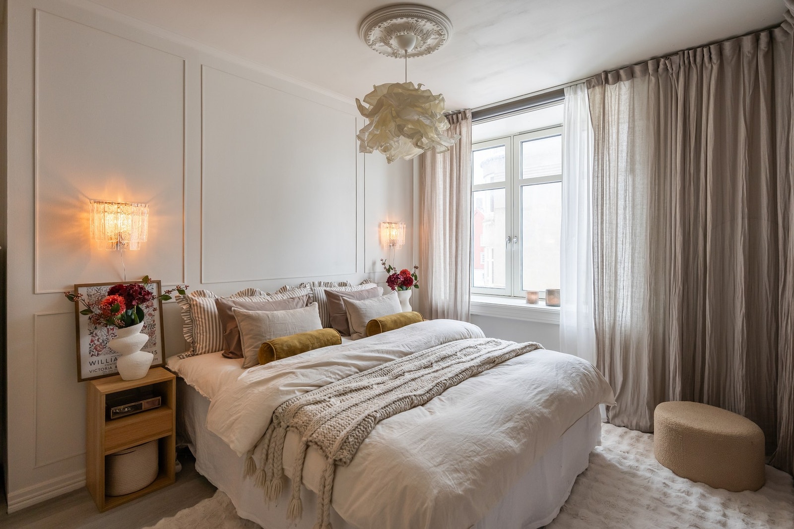 Nydelig soverom på ca. 16,5 kvm med størrelse til både dobbeltseng, hjemmekontor og garderobe. Galleribilde