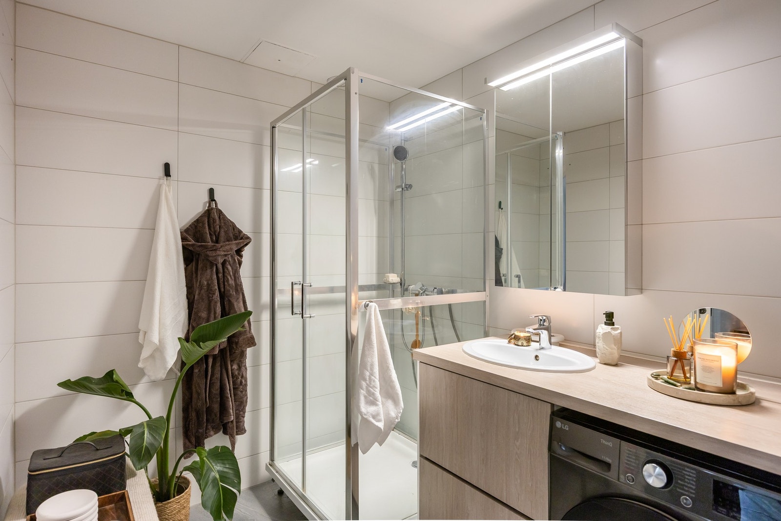 Flislagt baderom fra 2017 med gulvvarme, opplegg for vaskemaskin, dusjkabinett og toalett. Galleribilde