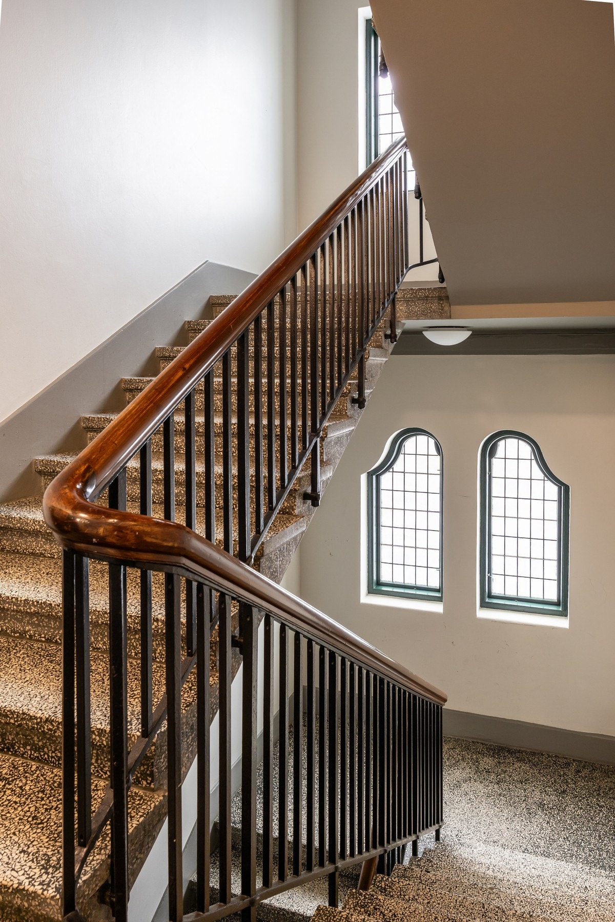 I tillegg til en flott trappoppgang er det heis i bygget til alle etasjer. Galleribilde