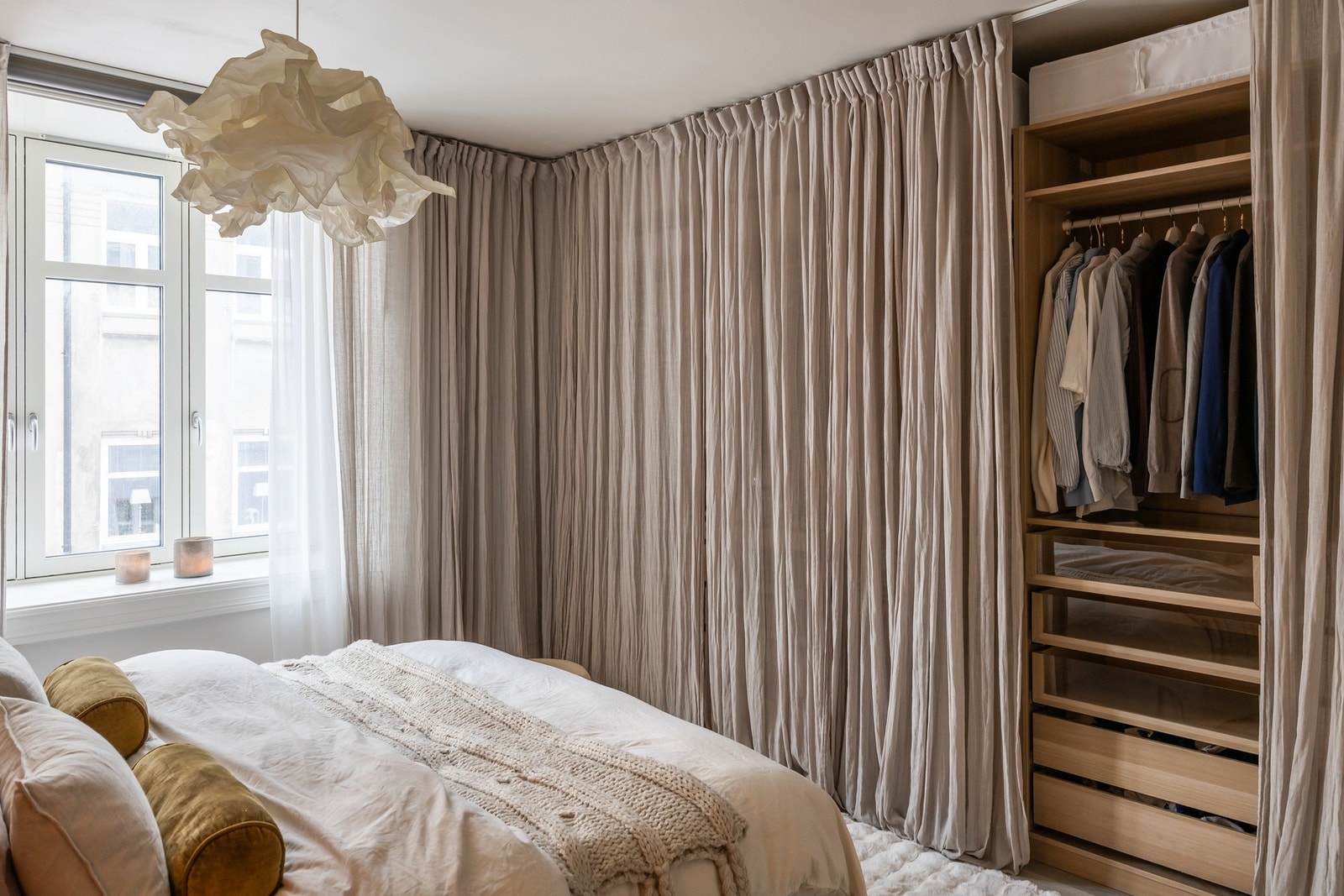 Lagringsrik garderobeløsning på soverommet. Galleribilde